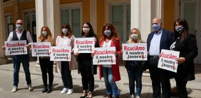 Tutti i partecipanti all'iniziativa davanti al Teatro Verdi di Padova Tutti i partecipanti all'iniziativa davanti al Teatro Verdi di Padova