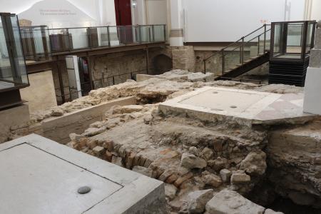 foto degli scavi intorno alla chiesa foto degli scavi intorno alla chiesa