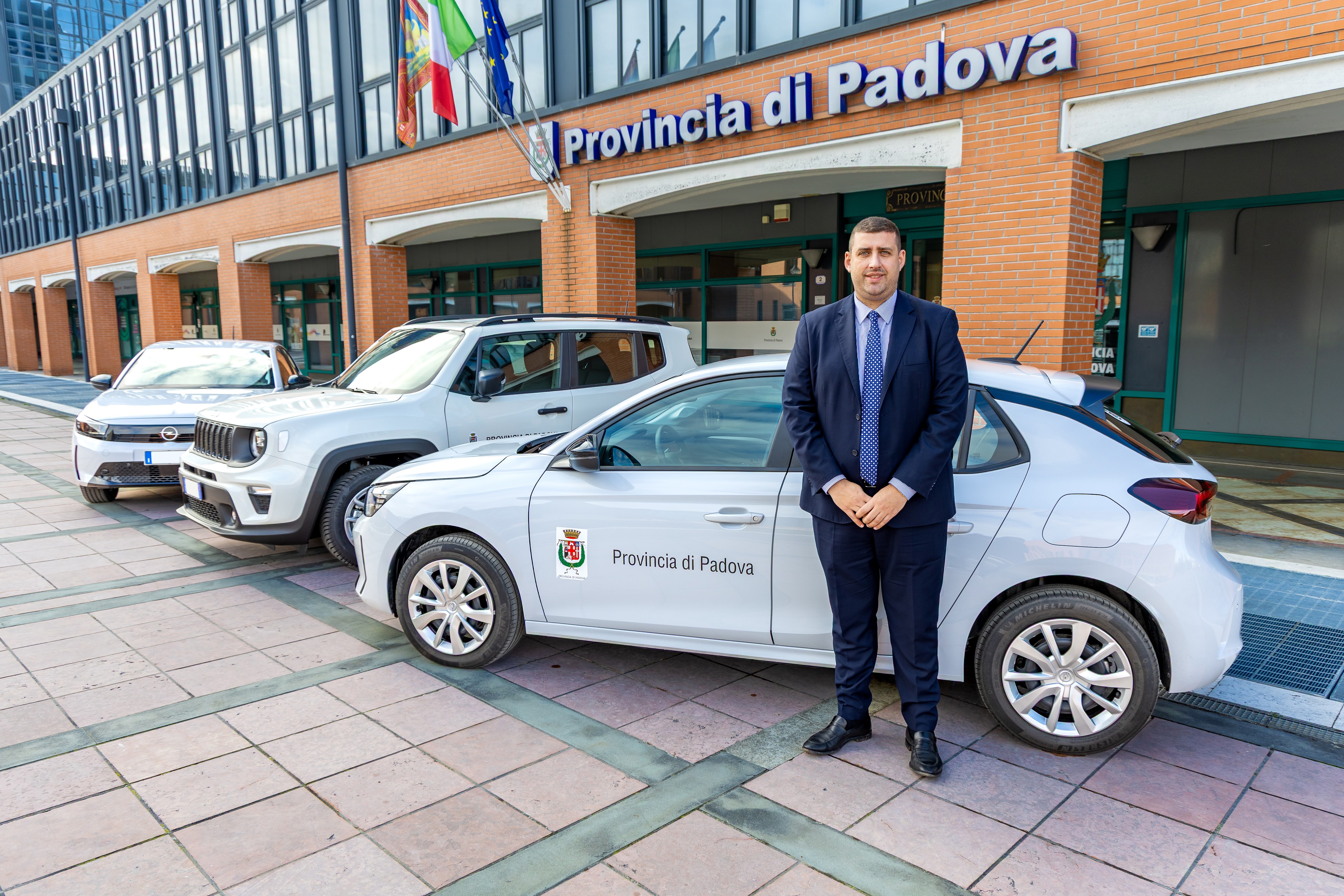 Foto con le tre auto nuove e Daniele Canella, vice presidente vicario della Provincia di Padova