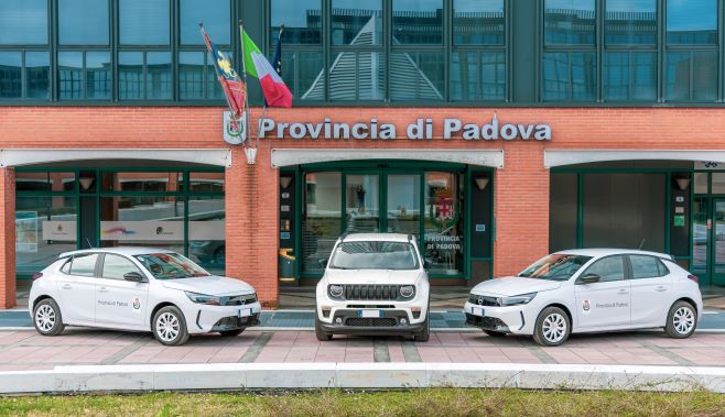 Foto delle tre auto nuove davanti all'ingresso di piazza Bardella della Provincia di PAdova