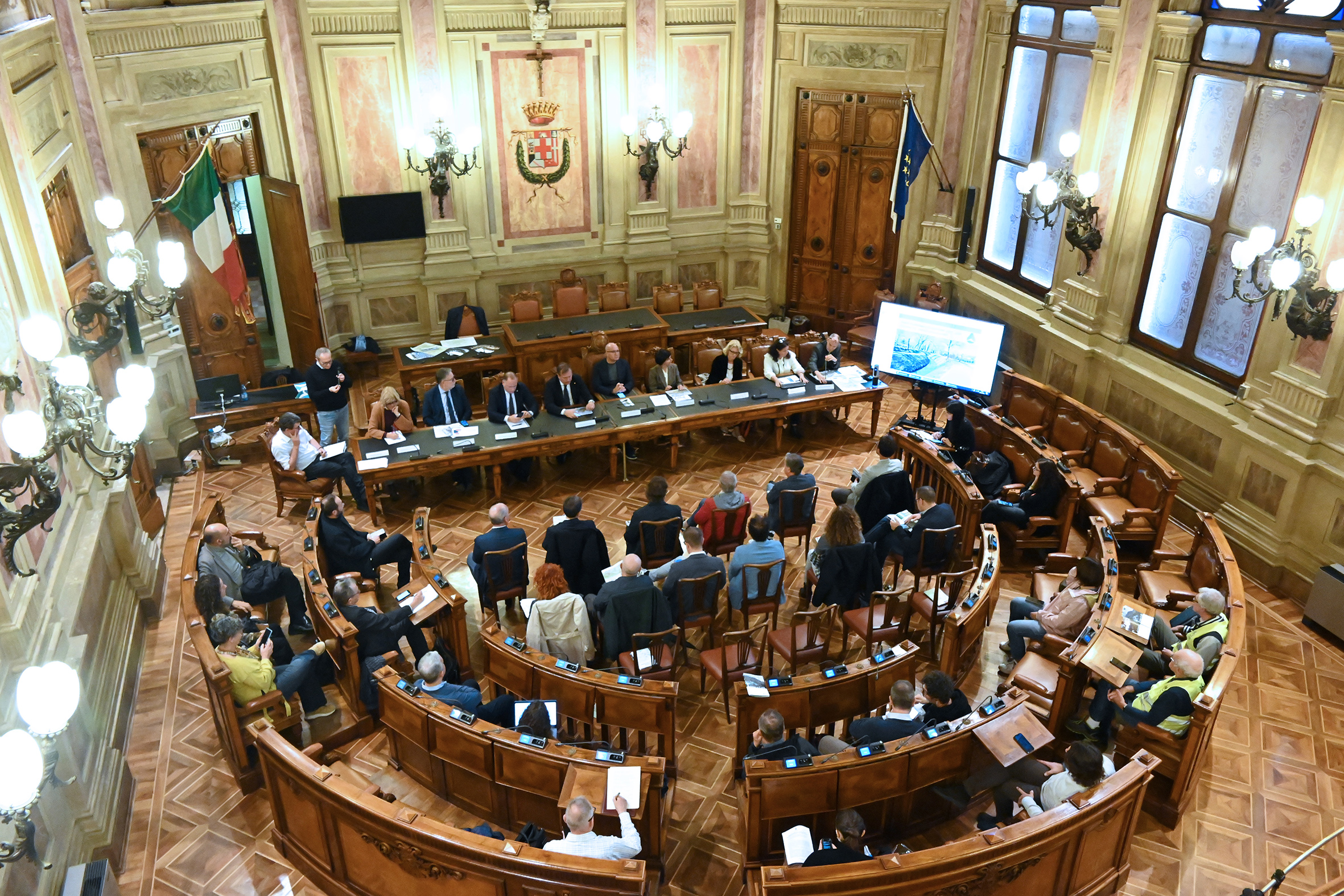 Incontro pubblico nuova gestione della Provincia della ciclovia Colli Euganei - foto dall'alto dell'emiciclo della sala del consiglio Incontro pubblico nuova gestione della Provincia della ciclovia Colli Euganei - foto dall'alto dell'emiciclo della sala del consiglio