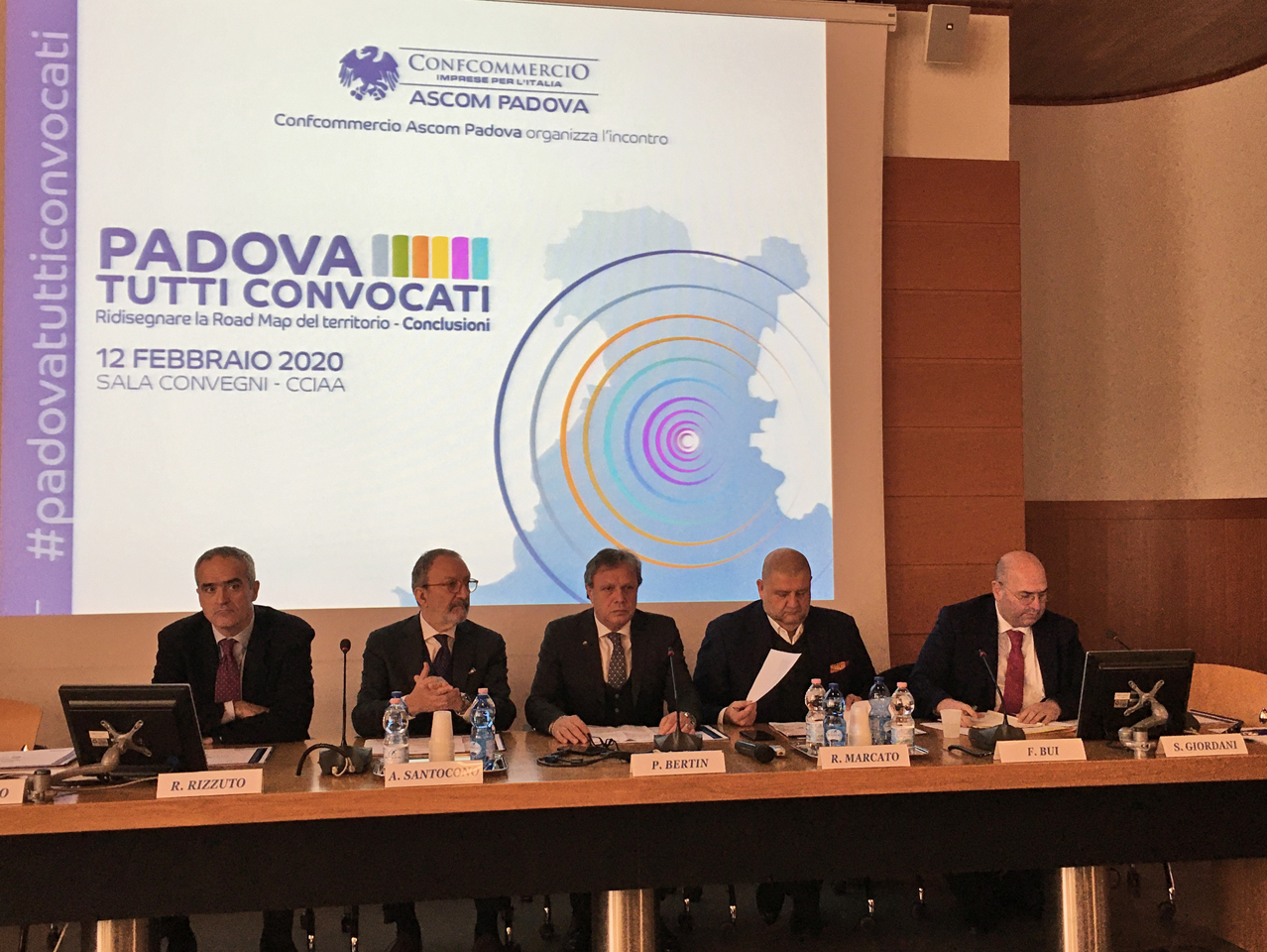 Tavolo dei relatori all'incontro Padova tutti convocati