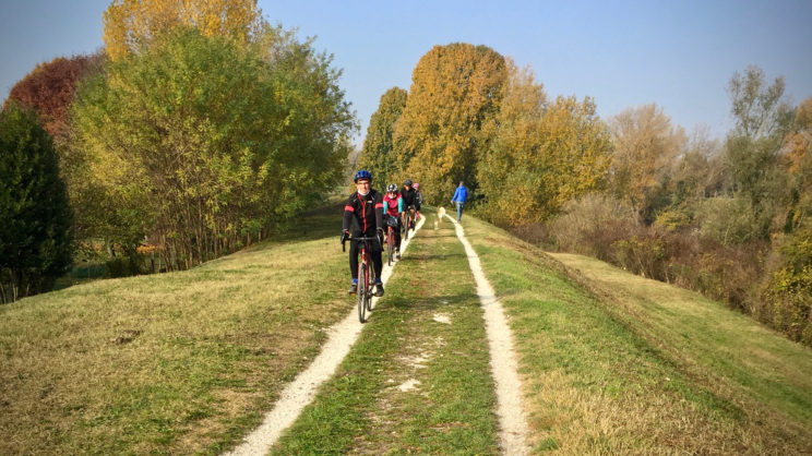 ciclisti su argini