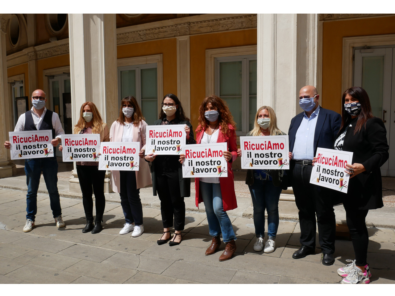 Tutti i partecipanti all'iniziativa davanti al Teatro Verdi di Padova