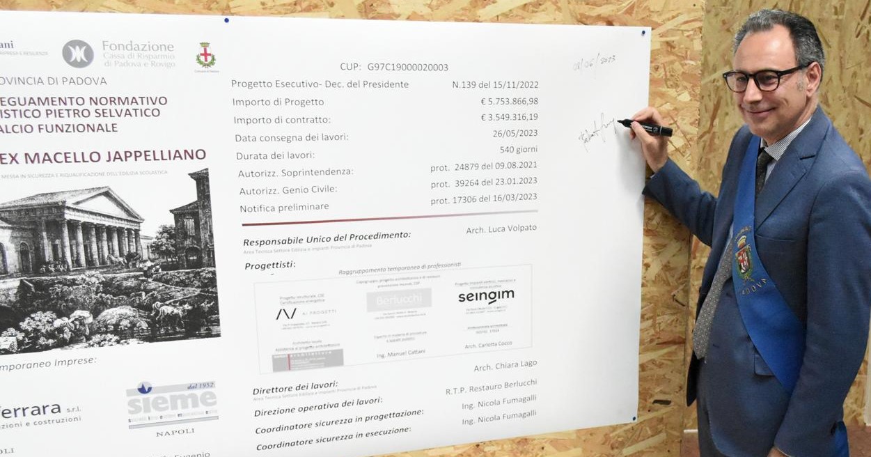 Il consigliere provinciale Alessandro Bisato firma simbolicamente il cartellone del cantiere all'ex macello japelliano, già Liceo artistico "Selvatico" Il consigliere provinciale Alessandro Bisato firma simbolicamente il cartellone del cantiere all'ex macello japelliano, già Liceo artistico "Selvatico"