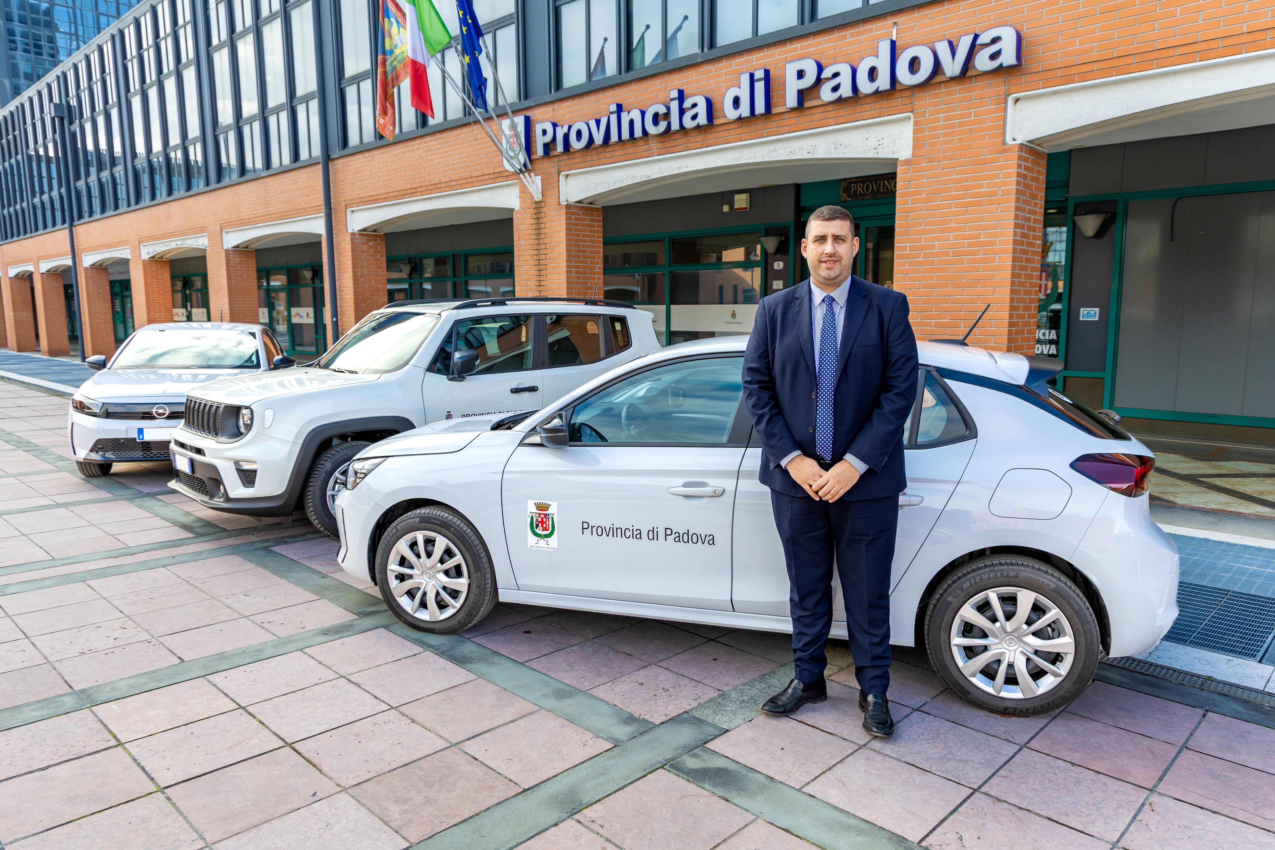Foto con le tre auto nuove e Daniele Canella, vice presidente vicario della Provincia di Padova