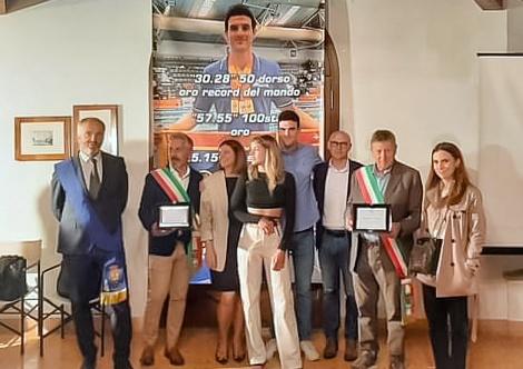 Riccaro Canola premiato da Baona e Arquà Petrarca: oro nel nuoto ai mondiali per le persone con trapianto Premiazione Canola - copertina