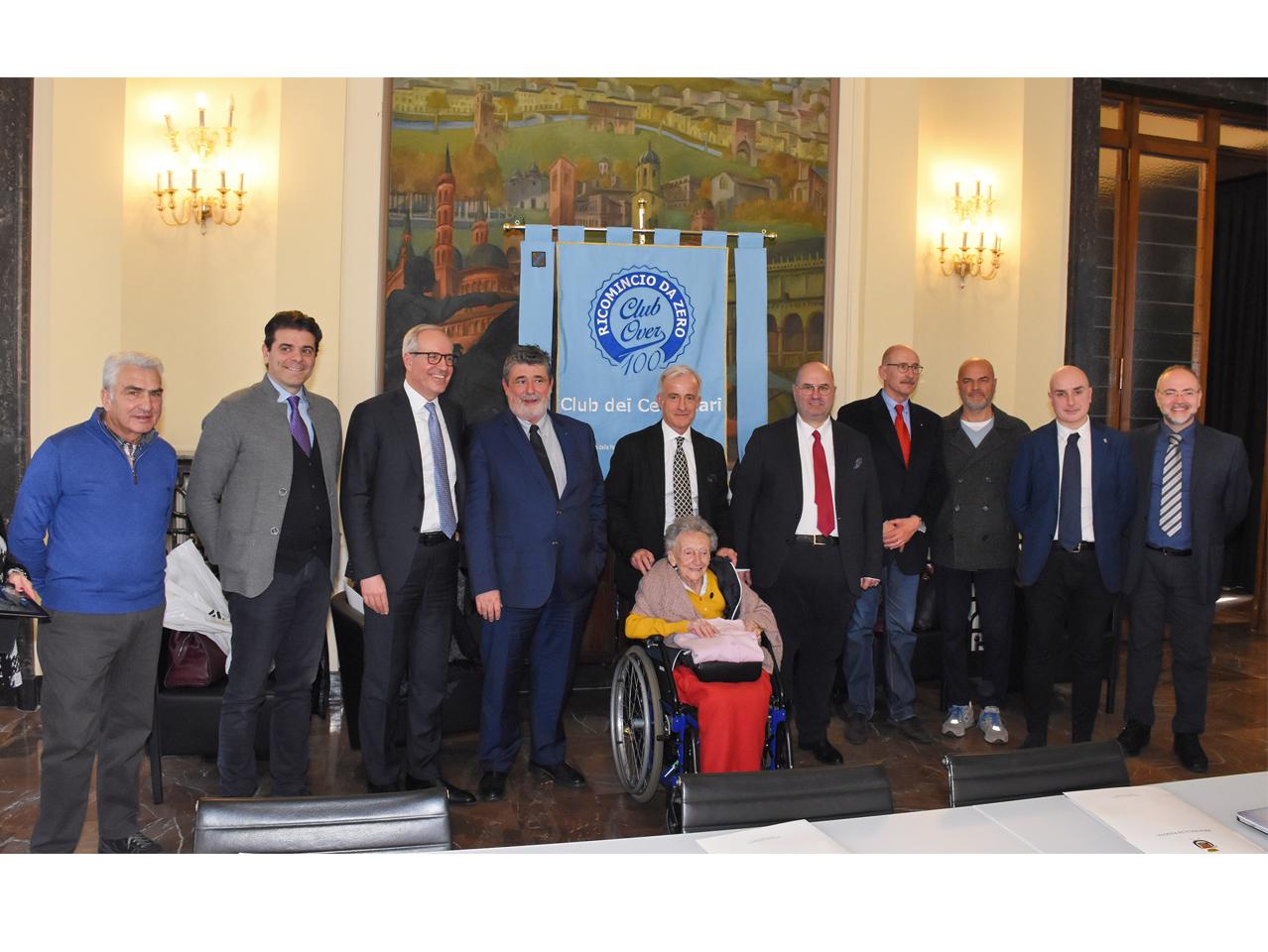 Foto di gruppo dei partecipanti alla conferenza stampa. Il presidente Fabio Bui con la signora Moro testimonial dell'evento e i sostenitori dell'iniziativa.