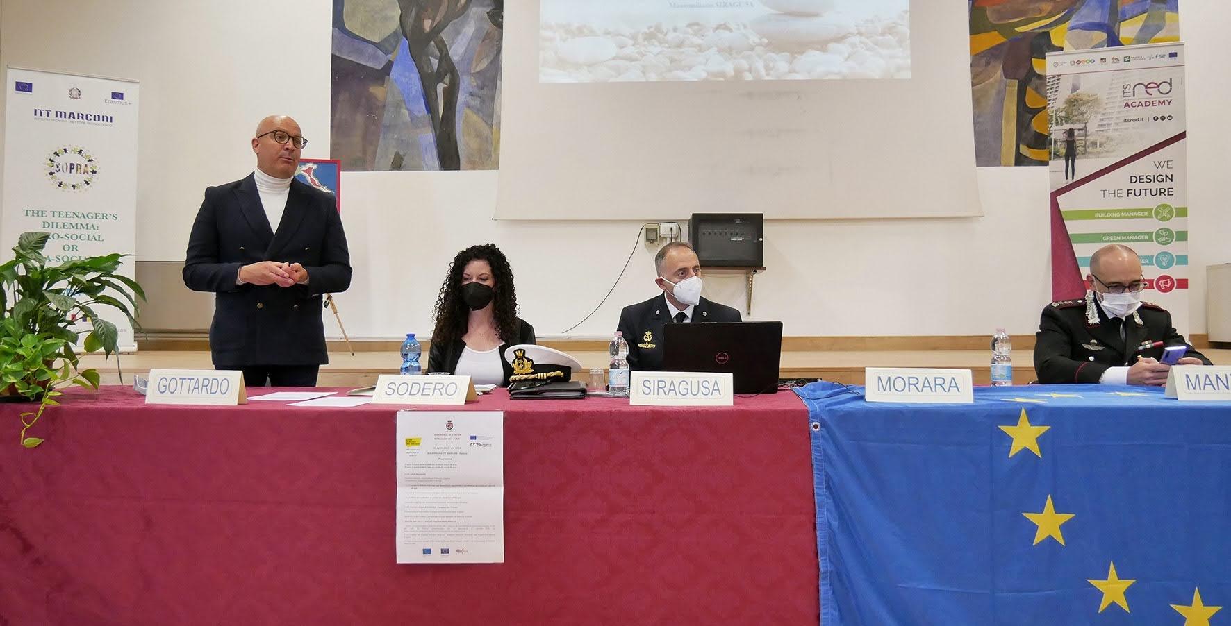 foto relatori al tavolo foto relatori al tavolo