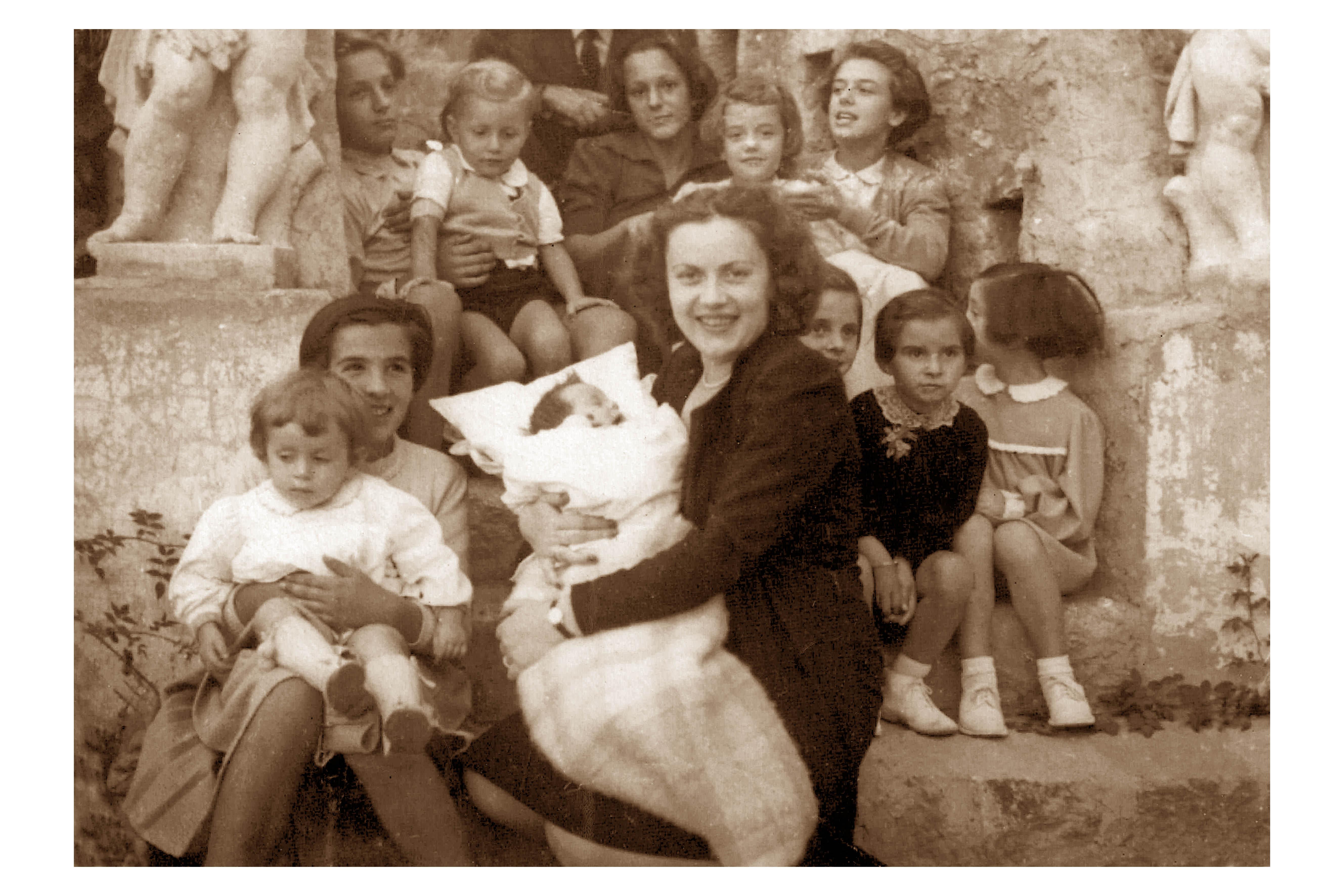 fotografia storica che ritrae donne di varie età fotografia storica che ritrae donne di varie età