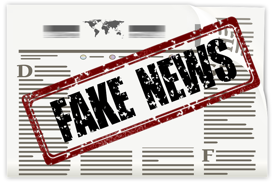 scritta fake news su giornale scritta fake news su giornale
