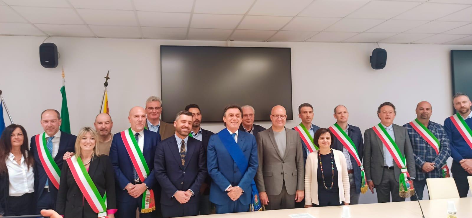 Il presidente Sergio Giordani firma ufficialmente l'accordo con i 13 comuni a cui andranno i finanziamenti del bando provinciale 2022 Foto copertina, presidente della Provincia con i 13 sindaci, consigliere Schierato e vice presidente Gottardo