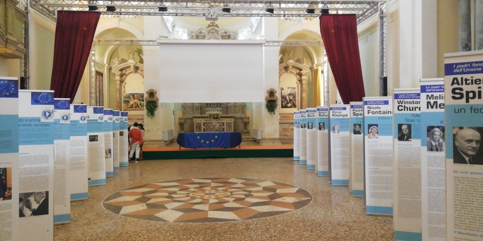 pannelli in mostra nella chiesa