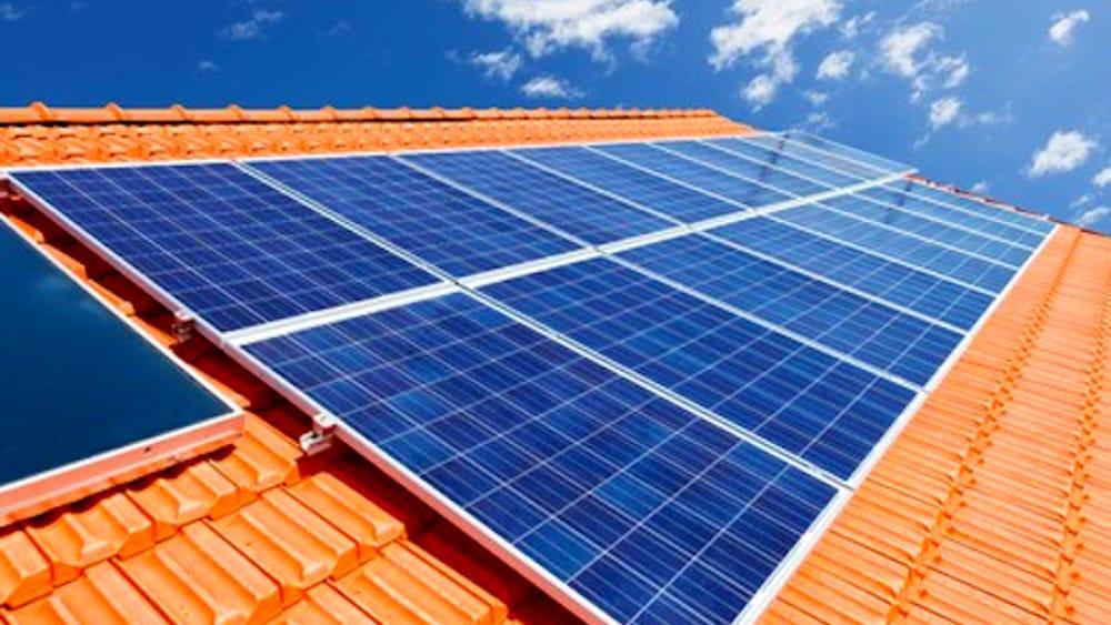 Immagine di pannelli fotovoltaici su tetto Immagine di pannelli fotovoltaici su tetto
