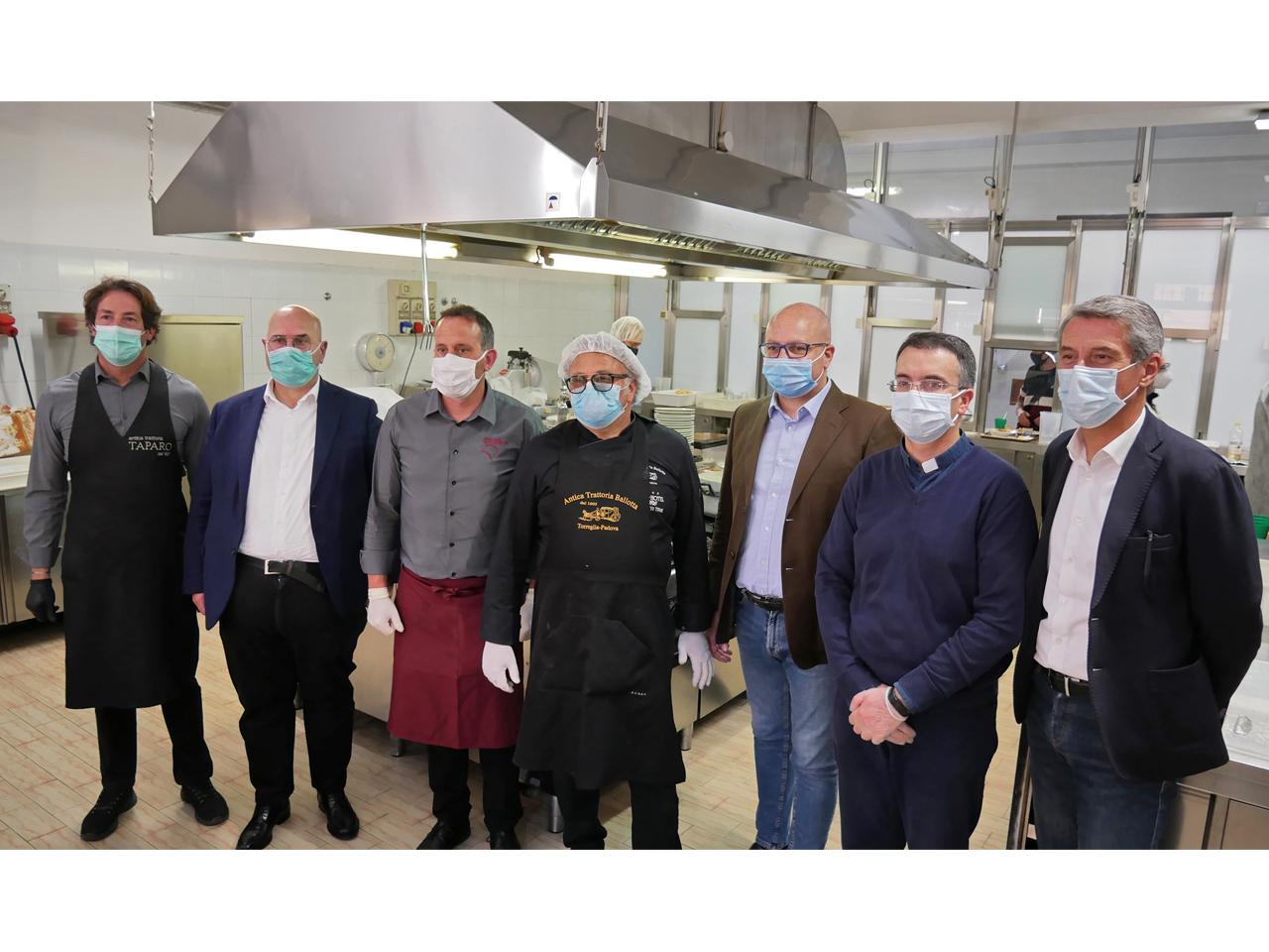 Gli chef delle Tavole Tauriliane con il presidente della Provincia Fabio Bui Gli chef delle Tavole Tauriliane con il presidente della Provincia Fabio Bui