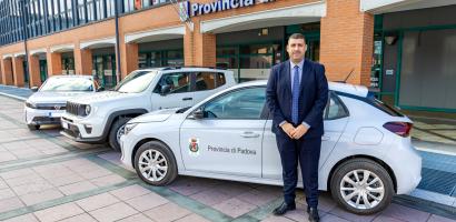 Foto con le tre auto nuove e Daniele Canella, vice presidente vicario della Provincia di Padova