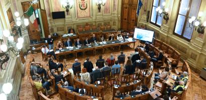 Incontro pubblico nuova gestione della Provincia della ciclovia Colli Euganei - foto dall'alto dell'emiciclo della sala del consiglio Incontro pubblico nuova gestione della Provincia della ciclovia Colli Euganei - foto dall'alto dell'emiciclo della sala del consiglio
