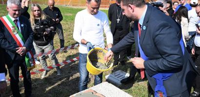 il consigliere Daniele Canella posa la prima pietra del centro "Il Passero" il consigliere Daniele Canella posa la prima pietra del centro "Il Passero"