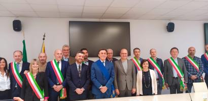 Il presidente Sergio Giordani firma ufficialmente l'accordo con i 13 comuni a cui andranno i finanziamenti del bando provinciale 2022 Foto copertina, presidente della Provincia con i 13 sindaci, consigliere Schierato e vice presidente Gottardo