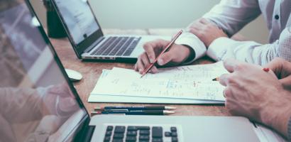 Persone al lavoro su computer e documentazione Persone al lavoro su computer e documentazione