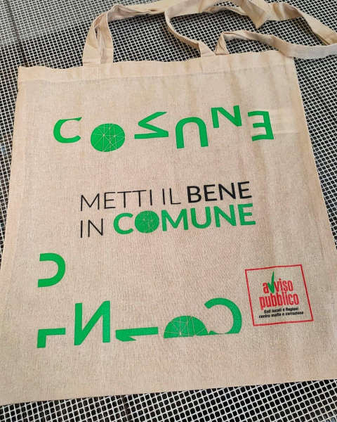 shopping bag con scritta mettiamo il bene in comune