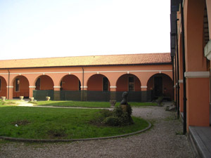 immagine cortile istituto scolastico